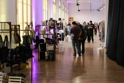 Visitantes recorren los stands de La Diseña invierno 2025 en la Estación Belgrano, Santa Fe
