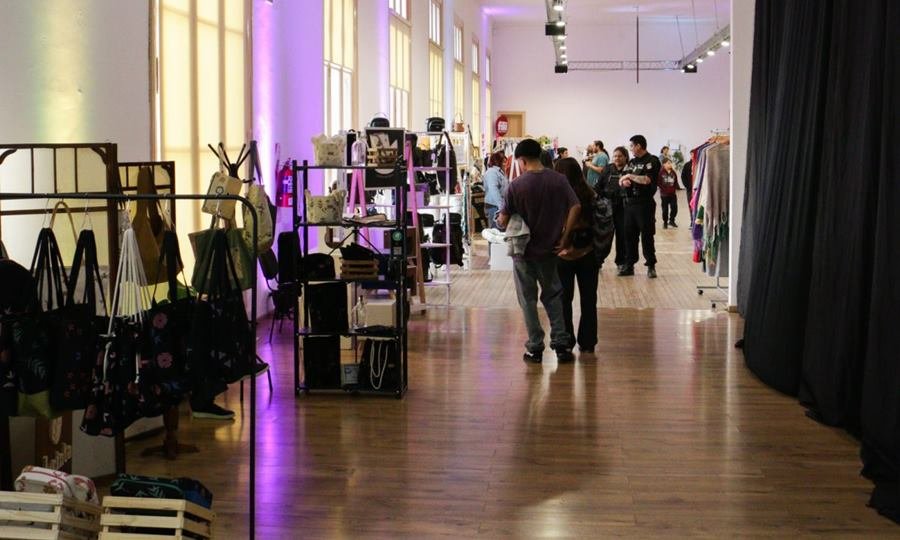 Visitantes recorren los stands de La Diseña invierno 2025 en la Estación Belgrano, Santa Fe