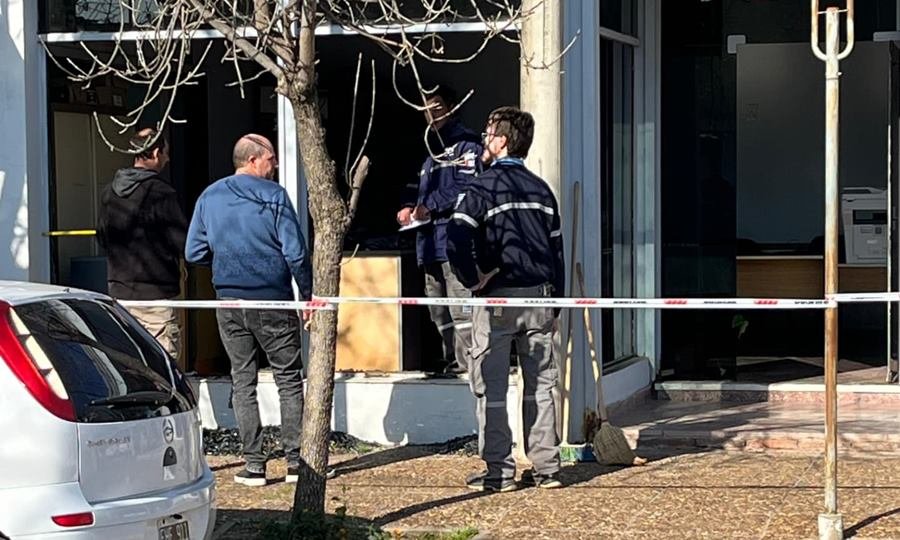 un hombre irrumpio con violencia en las oficinas de la epe san jorge