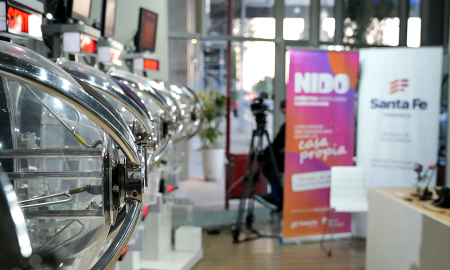Sorteo mensual de Créditos Nido realizado en la sede de Lotería de Santa Fe, con participación de autoridades provinciales.