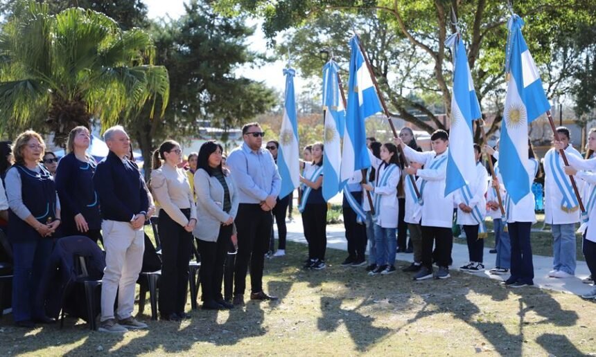 Acto del 9 de Julio en Plaza Eva Perón de Laguna Paiva con autoridades locales