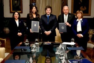 Javier Milei se reunió con una funcionaria de EEUU y firmó una carta de intención para que los argentinos ya no necesiten visa