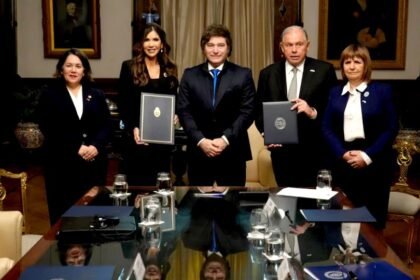 Javier Milei se reunió con una funcionaria de EEUU y firmó una carta de intención para que los argentinos ya no necesiten visa