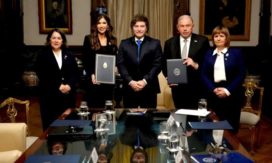 Javier Milei se reunió con una funcionaria de EEUU y firmó una carta de intención para que los argentinos ya no necesiten visa