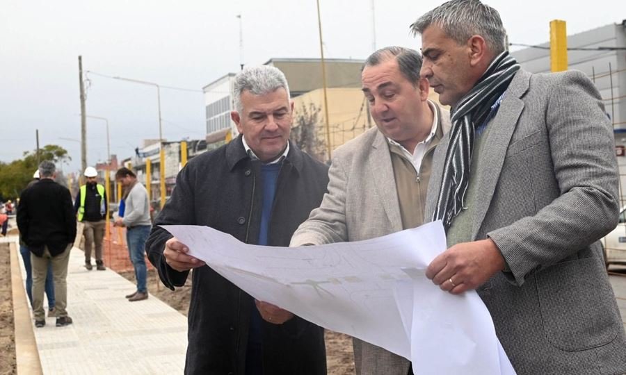 Juan Pablo Poletti supervisó los trabajos de remodelación del cantero central y mejoras hídricas en la avenida Aristóbulo del Valle
