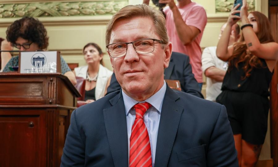 Rodrigo Borla presidiendo la comisión reforma constitucional Santa Fe 2025