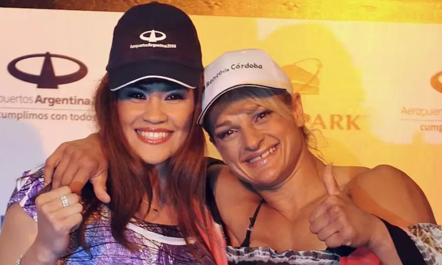tigresa acuña junto a la locomotora oliveras