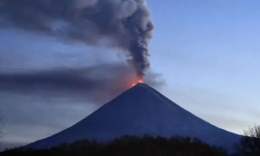 El volcán Kliuchevskoi entró en erupción tras el terremoto en Rusia