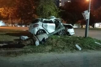 Un hombre herido de gravedad al estrellar su auto contra una columna en la Av. 27 de Febrero