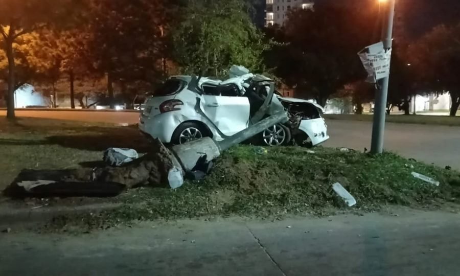 Un hombre herido de gravedad al estrellar su auto contra una columna en la Av. 27 de Febrero