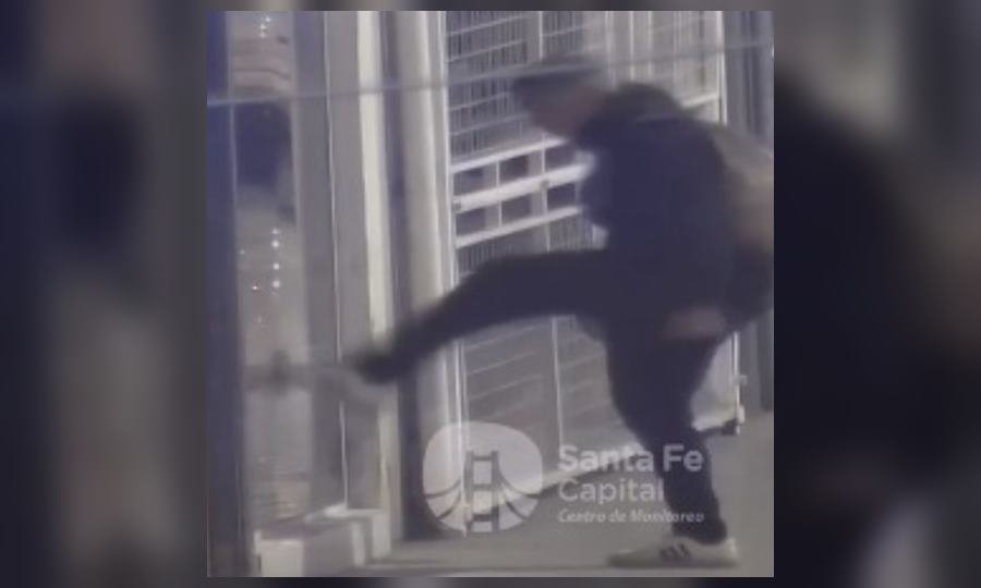 La GSI y el 911 detuvieron a un hombre que vandalizó vidrieras comerciales