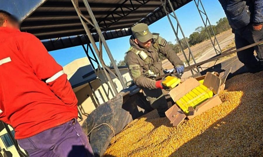 Camionero IBA a Rosario con 44 kilos de cocaína escondidos en un cargamento de maíz