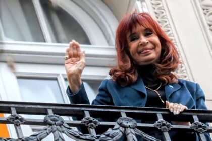 cristina kirchner presa desde su balcon