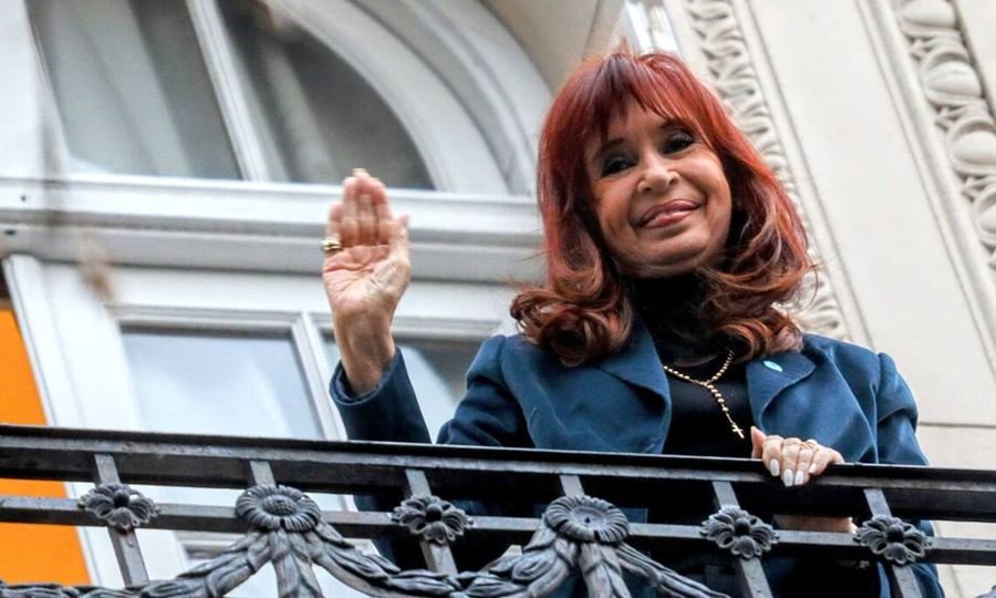 cristina kirchner presa desde su balcon