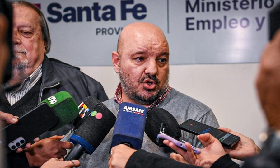 Rodrigo Alonso, secretario general de Amsafé, durante una conferencia de prensa en el marco de una negociación paritaria docente en Santa Fe. (Foto: archivo)