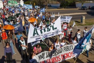 Docentes universitarios iniciaron paro de 48 horas en todo el país