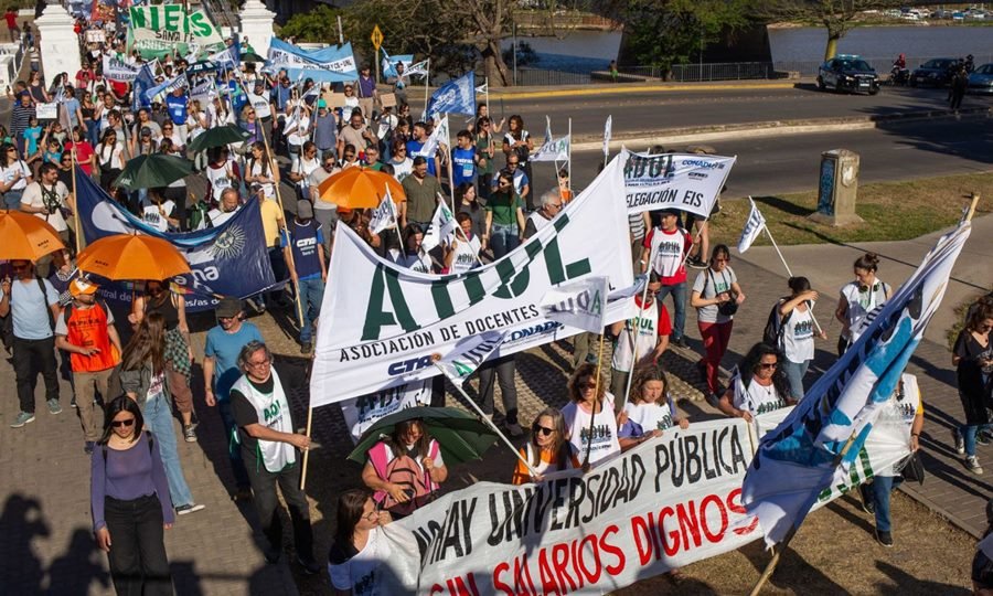 Docentes universitarios iniciaron paro de 48 horas en todo el país