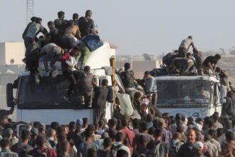 Caos, hambruna y tragedia en Gaza: cuatro camiones con alimentos volcaron en medio de saqueos que dejaron muertos y heridos