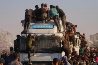 Caos, hambruna y tragedia en Gaza: cuatro camiones con alimentos volcaron en medio de saqueos que dejaron muertos y heridos