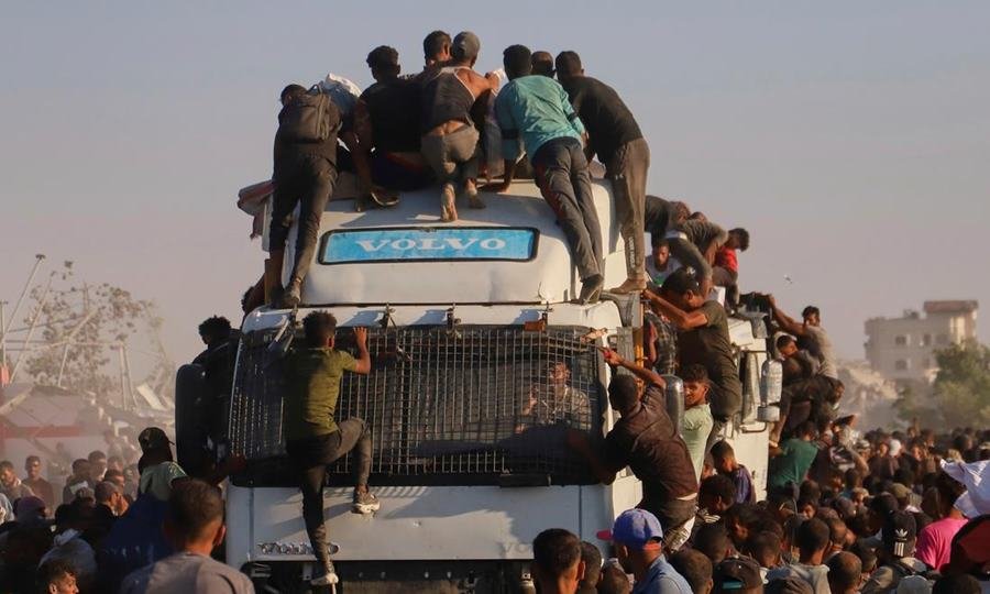 Caos, hambruna y tragedia en Gaza: cuatro camiones con alimentos volcaron en medio de saqueos que dejaron muertos y heridos
