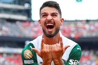 José Manuel López celebra un gol con la camiseta de Palmeiras,