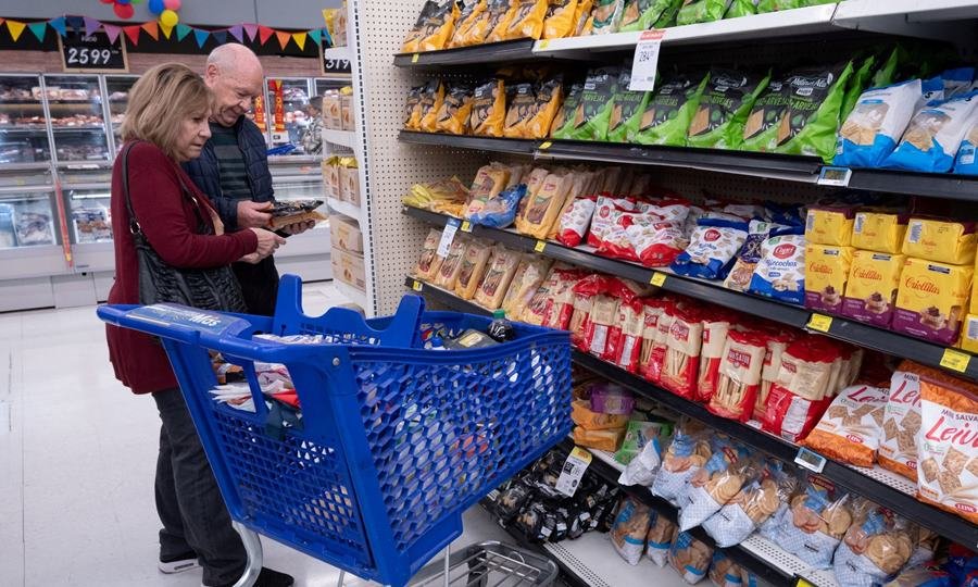 Góndolas de un supermercado con productos alimenticios exhibidos para la venta, en una imagen de archivo utilizada para ilustrar datos sobre precios e inflación.
