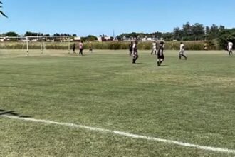 Tragedia en una liga amateur: murió un hombre de 50 años mientras jugaba al fútbol