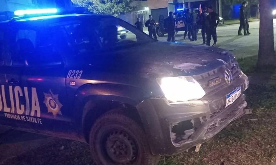 Balazos, palos, piedras y tres policías lesionados; el saldo de una noche de furia en barrio Coronel Dorrego