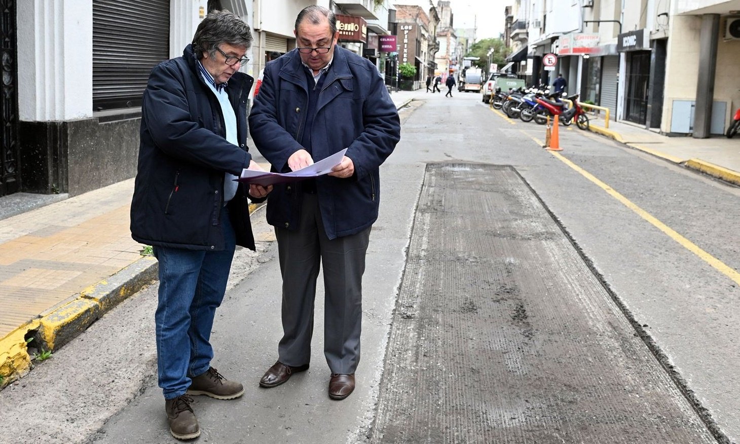 El intendente de Santa Fe, Juan Pablo Poletti, durante una recorrida por obras de pavimentación en distintos barrios de la ciudad.