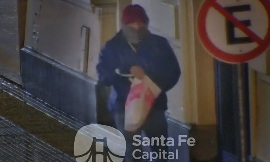 Las cámaras del Centro de Monitoreo Municipal detectaron a un hombre que robó en un comercio de calle San Martín