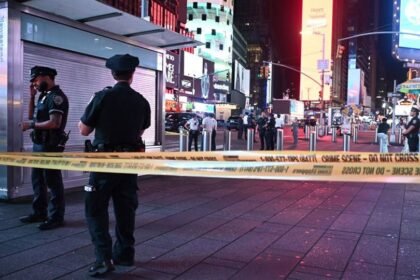Pánico en Nueva York: un adolescente de 17 años abrió fuego en Times Square y dejó al menos tres heridos