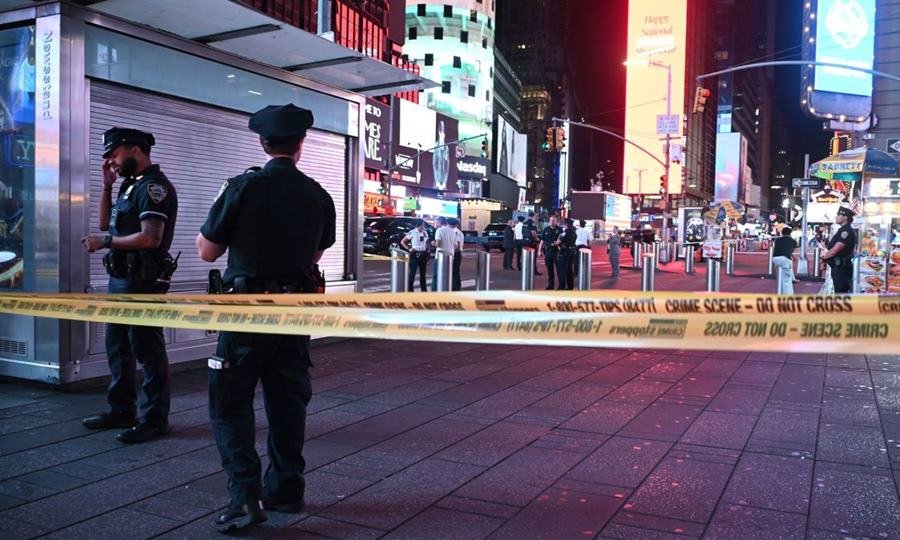 Pánico en Nueva York: un adolescente de 17 años abrió fuego en Times Square y dejó al menos tres heridos
