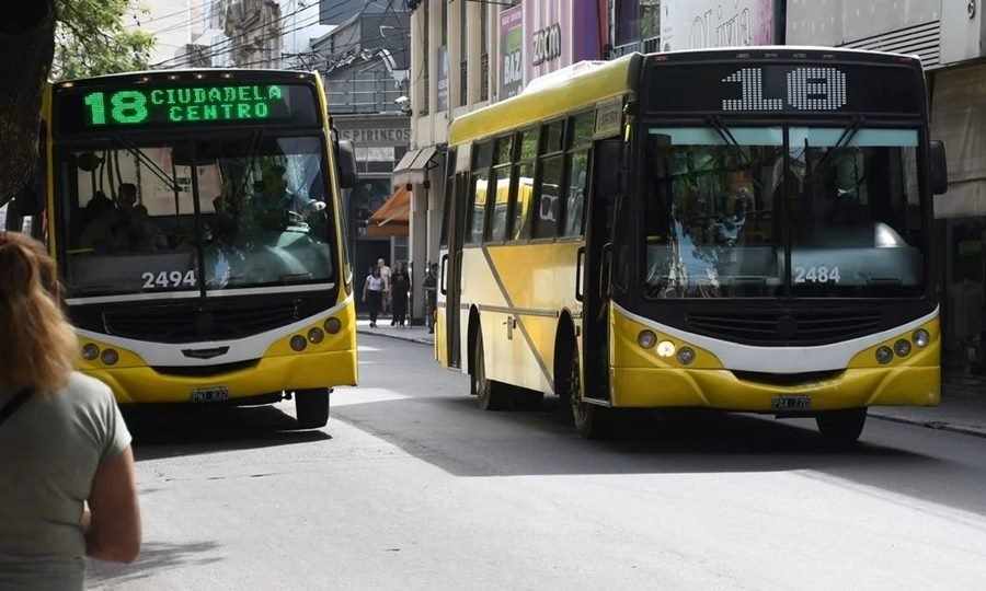 Colectivos urbanos circulando con normalidad por calles de la ciudad de Santa Fe. Foto de archivo.