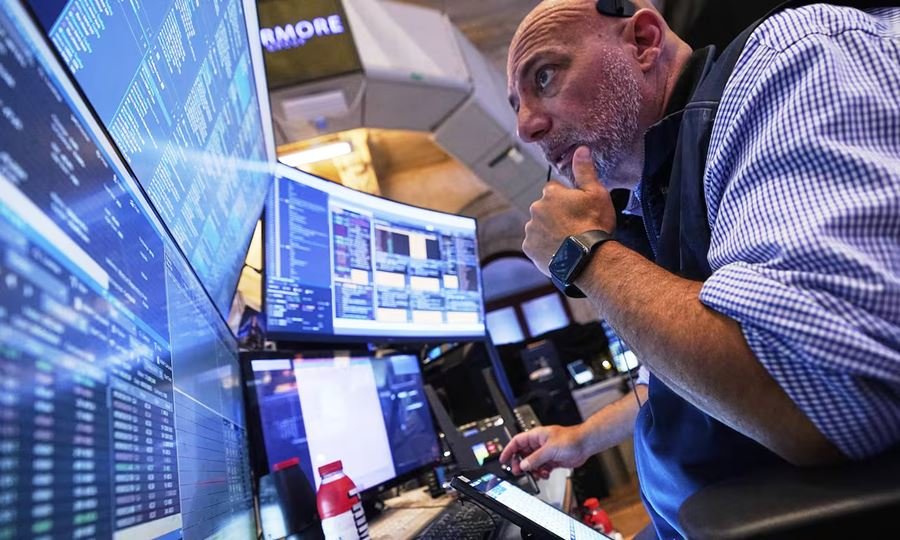 Vista de Wall Street con operadores y movimiento financiero, símbolo de la actividad bursátil y de los mercados globales.