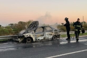 Un auto en llamas paralizó la autopista Rosario–Santa Fe