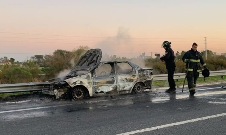 Un auto en llamas paralizó la autopista Rosario–Santa Fe