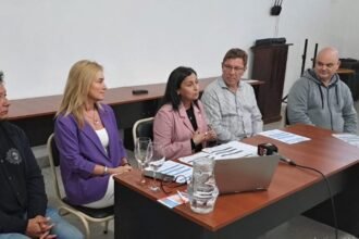 Senador Rodrigo Borla junto al referente del Instituto N° 20 Prof. Aldo Ruiz, la Dra. Karina Zalazar y la Subsecretaria de Nivel Secundario de la Provincia, Prof. Mariela Bosio, entre otros.