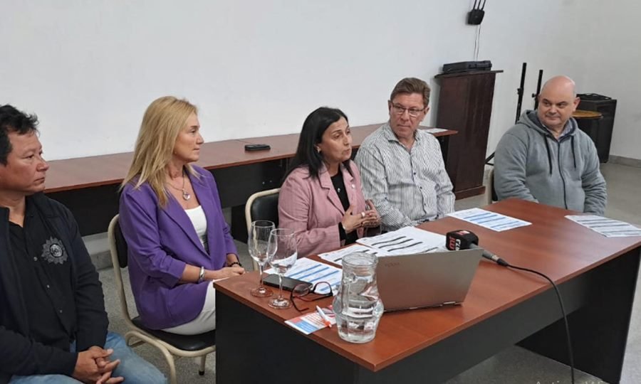 Senador Rodrigo Borla junto al referente del Instituto N° 20 Prof. Aldo Ruiz, la Dra. Karina Zalazar y la Subsecretaria de Nivel Secundario de la Provincia, Prof. Mariela Bosio, entre otros.