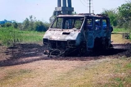 El vehículo tipo Trafic totalmente quemado en cuyo interior la policía descubrió restos humanos.
