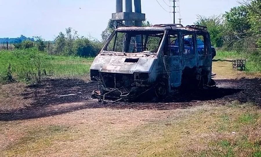 El vehículo tipo Trafic totalmente quemado en cuyo interior la policía descubrió restos humanos.