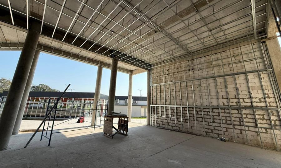 El futuro cine contará con 14 módulos infantiles, bar y terraza con vista al camping municipal.