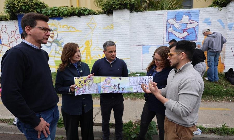 Adolescentes de Santa Fe pintan un mural en Santa Fe para concientizar sobre la salud mental y la ludopatía digital