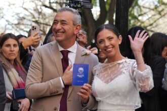 El intendente Pablo Javkin y Luisina Fruci ya son esposos: las imágenes del particular casamiento en el pasaje Luetich