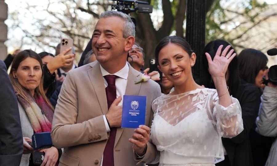 El intendente Pablo Javkin y Luisina Fruci ya son esposos: las imágenes del particular casamiento en el pasaje Luetich