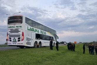 El interno número 15 dominio AH268HW, era conducido por el chofer Gabriel Bravo