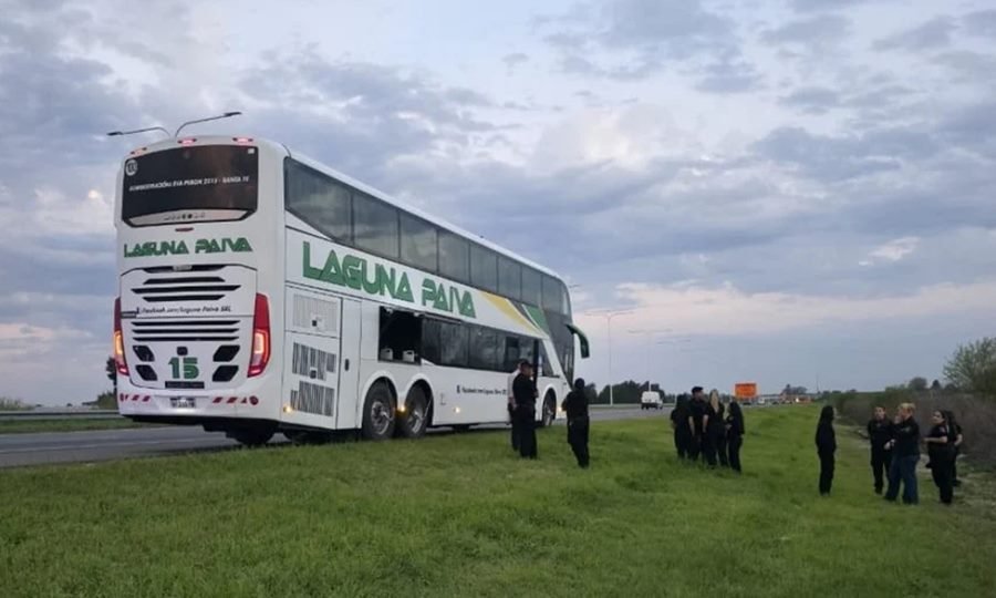 El interno número 15 dominio AH268HW, era conducido por el chofer Gabriel Bravo