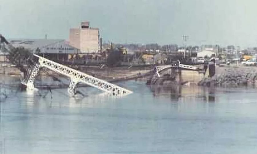 Un 28 de septiembre de 1983 a las 16.25, el gigante santafesino fue derribado por la crecida del río
