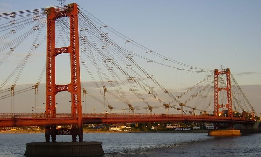 Puente Colgante de Santa Fe: Hoy el Puente Colgante tiene una longitud de 295 metros y una altura máxima de aproximadamente 30 metros en cada antena. 