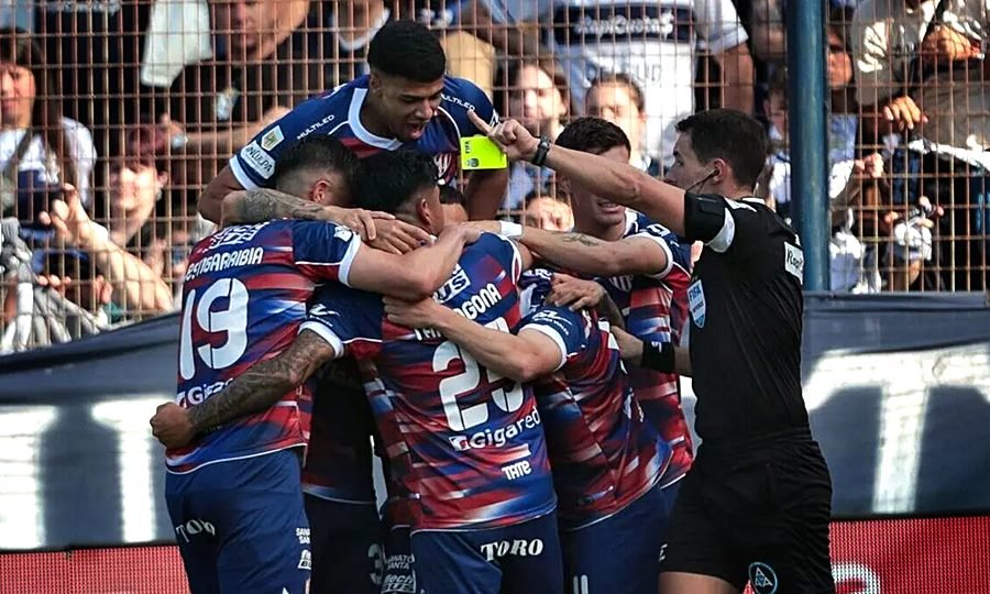 Unión derrotó 3-1 a Gimnasia y Esgrima La Plata en el Estadio Juan Carmelo Zerillo, por la octava fecha del Torneo Clausura 2025.