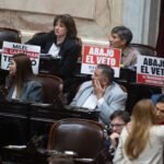 Los diputados del Frente de Izquierda asistieron a la sesión con carteles en contra del Gobierno
